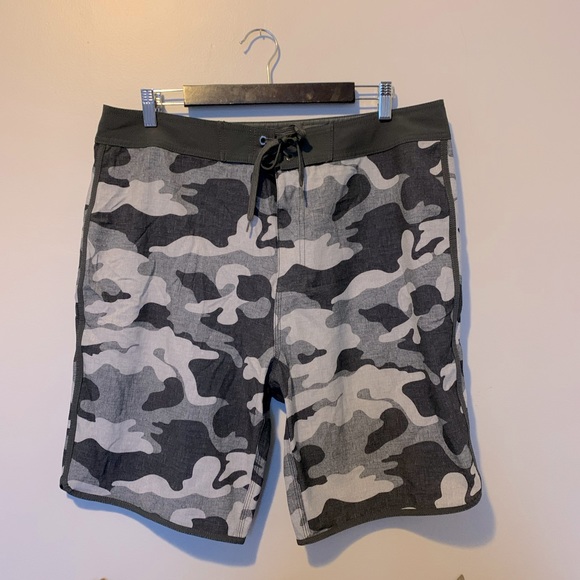 Old Navy Camo Board Shorts size 36 - Picture 2 of 4